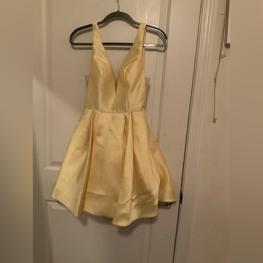 SHERRI HILL PALE YELLOW COCKTAIL DRESS